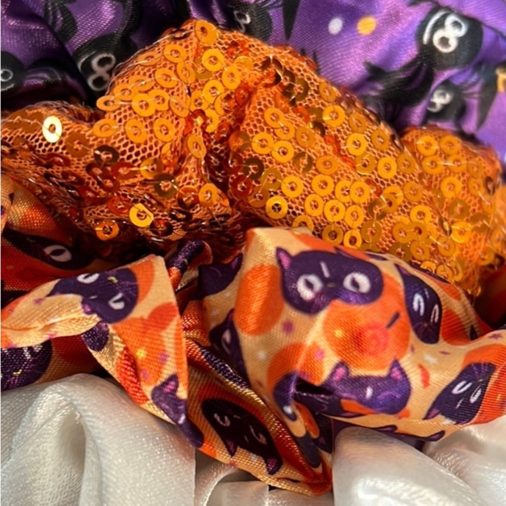 NWT ⚜️🖤⚜️ Nicole Miller Halloween Scrunchie Set - Picture 5 of 5
